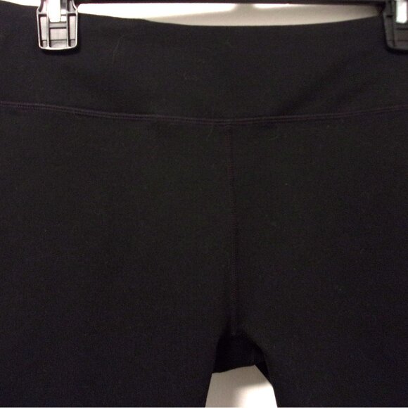 Pre-Owned Ladies Black Fabletics Capris Size Large in Excellent Condition - Picture 2 of 8